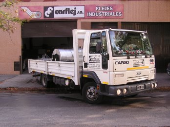 Camión Carflej llevando flejes